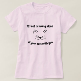 Es ist nicht allein trinken, wenn deine Katzen mit T-Shirt