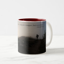 Es ist nicht der Berg, den wir erobern, sondern wi Zweifarbige Tasse