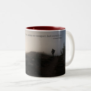 Es ist nicht der Berg, den wir erobern, sondern wi Zweifarbige Tasse