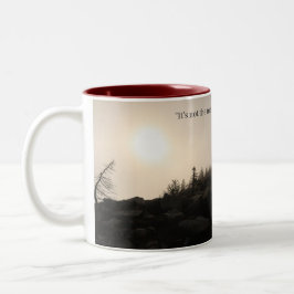 Es ist nicht der Berg, den wir erobern, sondern wi Zweifarbige Tasse