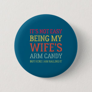 Es ist nicht leicht, das Arm Candy meiner Frau zu Button