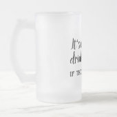 Es ist nicht wirklich lustig, allein Hund zu trink Mattglas Bierglas (Links)