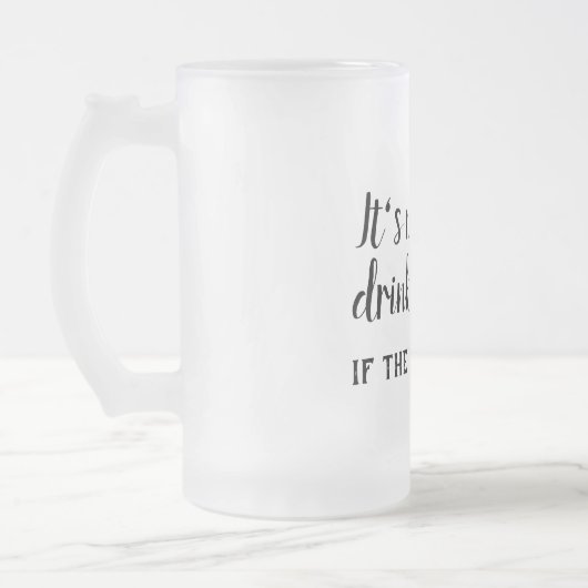 Es ist nicht wirklich lustig, allein Hund zu trink Mattglas Bierglas (Links)