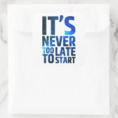 Es ist nie zu spät, um anzufangen quadratischer aufkleber (Tasche)