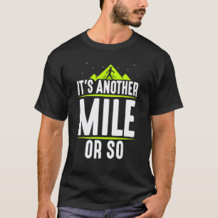 Es ist noch ein Kilometer oder so Humor Wandern Ha T-Shirt