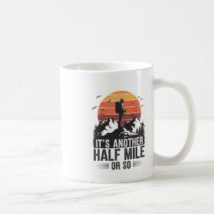 Es ist noch eine halbe Meile oder so Funny Hiking Kaffeetasse