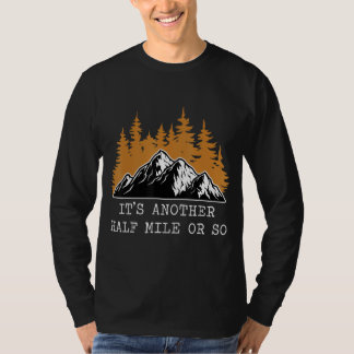 Es ist noch eine halbe Meile oder so Hiker 2 T-Shirt