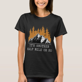 Es ist noch eine halbe Meile oder so Hiker 2 T-Shirt