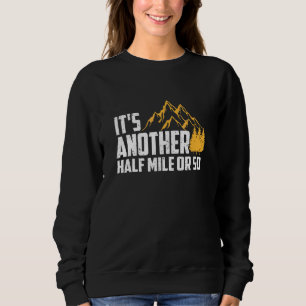 Es ist noch eine halbe Meile oder so Kleidung Sweatshirt