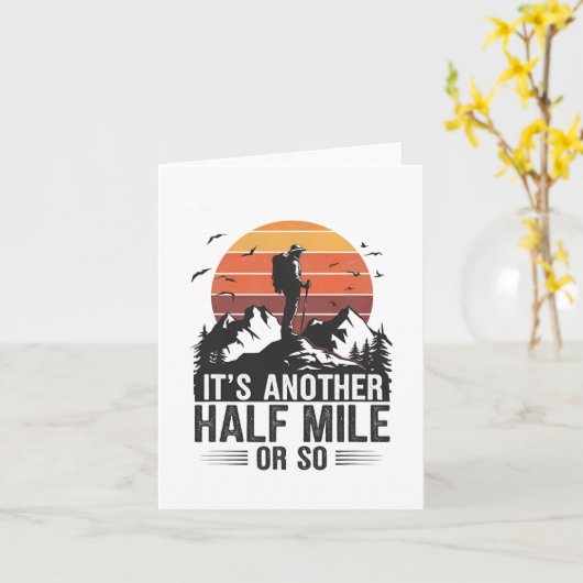 Es ist noch eine halbe Meile oder so lustiges Camp Karte (Gelbe Blume)