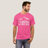 Es ist noch eine halbe Meile oder so sarkastischer T-Shirt (Vorne ganz)