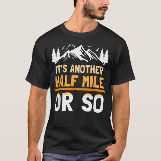 Es ist noch eine halbe Meile oder so Wanderhumor T-Shirt (Vorderseite)