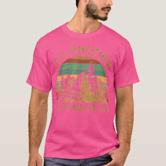 Es Ist Noch Eine Halbe Meile Oder So Wandern Steig T-Shirt