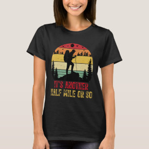 Es ist noch eine halbe Meile oder so wandern T-Shirt