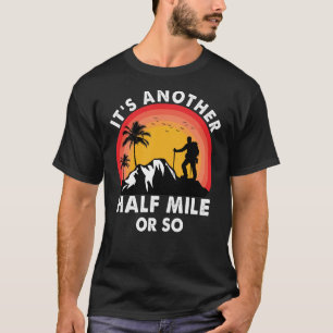 Es ist noch eine halbe Meile oder so Wanderwandere T-Shirt