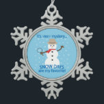 Es ist NOw Mystery Detective Snowman Blue Schneeflocken Zinn-Ornament<br><div class="desc">Schneetag! Es gibt besondere Erinnerungen, das Radio an einem Wintersturmtag zu hören, in der Hoffnung, unser Schulsystem unter der Liste der Schließungen zu hören. Als es schließlich bekannt wurde, läutete ein fröhlicher Beifall durch das Haus, als wir alle wieder ins Bett gingen, um einen unerwarteten Urlaub zu genießen. Meine eigenen...</div>
