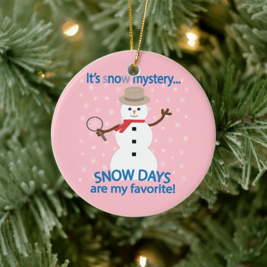 Es ist NOw Mystery Detective Snowman Pink Keramik Ornament (Baum)