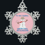 Es ist NOw Mystery Detective Snowman Pink Schneeflocken Zinn-Ornament<br><div class="desc">Schneetag! Es gibt besondere Erinnerungen, das Radio an einem Wintersturmtag zu hören, in der Hoffnung, unser Schulsystem unter der Liste der Schließungen zu hören. Als es schließlich bekannt wurde, läutete ein fröhlicher Beifall durch das Haus, als wir alle wieder ins Bett gingen, um einen unerwarteten Urlaub zu genießen. Meine eigenen...</div>