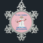 Es ist NOw Mystery Detective Snowman Pink Schneeflocken Zinn-Ornament<br><div class="desc">Schneetag! Es gibt besondere Erinnerungen, das Radio an einem Wintersturmtag zu hören, in der Hoffnung, unser Schulsystem unter der Liste der Schließungen zu hören. Als es schließlich bekannt wurde, läutete ein fröhlicher Beifall durch das Haus, als wir alle wieder ins Bett gingen, um einen unerwarteten Urlaub zu genießen. Meine eigenen...</div>