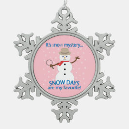 Es ist NOw Mystery Detective Snowman Pink Schneeflocken Zinn-Ornament
