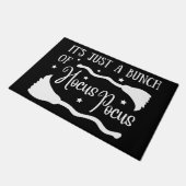 Es ist nur ein Haufen Hocus Pocus Halloween Fußmatte (Schrägansicht)