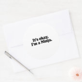 ES IST OK, ICH BIN EIN NINJA. RUNDER AUFKLEBER (Umschlag)