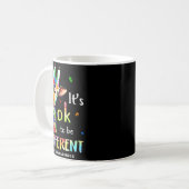 Es ist okay anders zu sein Autismus-Bewusstsein Gi Kaffeetasse (Vorderseite Links)