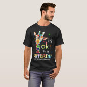 Es ist okay, anders zu sein Giraffe Puzzle Autismu T-Shirt (Vorne ganz)