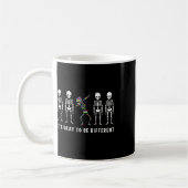 Es ist okay, ein bisschen anders zu sein Skelett A Kaffeetasse (Links)
