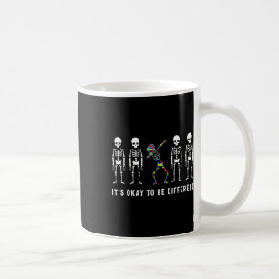 Es ist okay, ein bisschen anders zu sein Skelett A Kaffeetasse