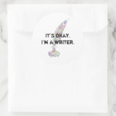 Es ist okay. Ich bin Schriftstellerin. Runder Aufkleber (Tasche)