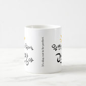 "Es ist okay, perfekt nicht zu sein. " (Koreaner Kaffeetasse (Mittel)