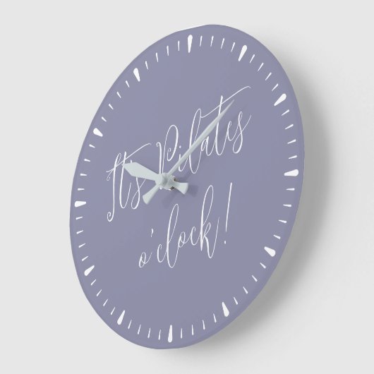 Es ist Pilates O' Clock Fun Lila Script Wall Uhr (Winkel)