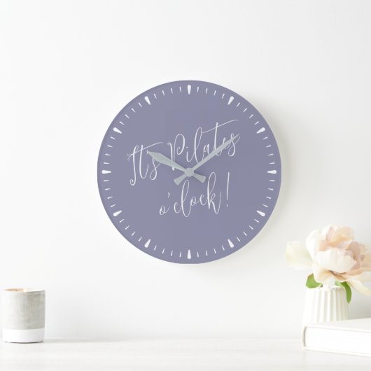Es ist Pilates O' Clock Fun Lila Script Wall Uhr (Zuhause)