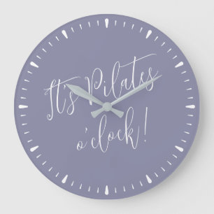 Es ist Pilates O' Clock Fun Lila Script Wall Uhr