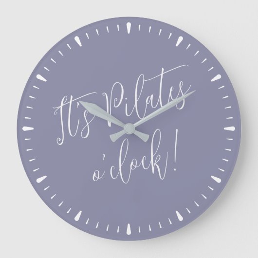 Es ist Pilates O' Clock Fun Lila Script Wall Uhr (Vorderseite)