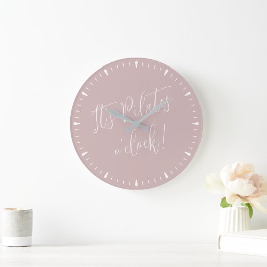 Es ist Pilates O' Clock Fun Pink Script Wall Clock Große Wanduhr (Zuhause)