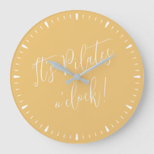 Es ist Pilates O'Clock Fun Golden Yellow Fitness Große Wanduhr