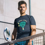 Es ist Racket Science Funny Padel Tennis T-Shirt<br><div class="desc">Zeigen Sie Ihre Liebe zum Paddelspielen mit diesem lustigen Grafiktee ab. Es enthält den Slogan IT IS RACKET WISSENSCHAFT in Creme und aquamarinen Buchstaben über einer Illustration einer Pdel-Tennisschläger und Bälle.</div>