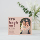 Es ist Save the Date wieder auf rot geschriebenem Postkarte (Stehend Vorderseite)