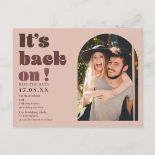 Es ist Save the Date wieder auf rot geschriebenem  Postkarte