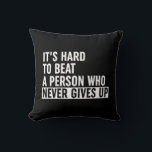 Es ist schwer, jemanden zu schlagen, der nie aufgi kissen<br><div class="desc">Es ist schwer,  eine Person zu schlagen,  die nie Motivierend schwarz-weiße Fitness Zitat Sprichwort Typografie *Anpassen Sie es! Wählen Sie Ihre eigene Hintergrundfarbe aus.</div>