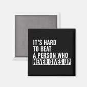 Es ist schwer, jemanden zu schlagen, der nie aufgi magnet (Vorderseite/Rückseite)