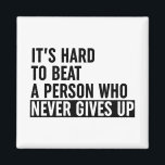 Es ist schwer, jemanden zu schlagen, der nie aufgi magnet<br><div class="desc">Es ist schwer,  eine Person zu schlagen,  die nie Motivierend schwarz-weiße Fitness Zitat Sprichwort Typografie *Anpassen Sie es! Wählen Sie Ihre eigene Hintergrundfarbe aus.</div>