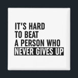 Es ist schwer, jemanden zu schlagen, der nie aufgi magnet<br><div class="desc">Es ist schwer,  eine Person zu schlagen,  die nie Motivierend schwarz-weiße Fitness Zitat Sprichwort Typografie *Anpassen Sie es! Wählen Sie Ihre eigene Hintergrundfarbe aus.</div>