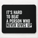 Es ist schwer, jemanden zu schlagen, der nie aufgi mousepad<br><div class="desc">Es ist schwer,  eine Person zu schlagen,  die nie Motivierend schwarz-weiße Fitness Zitat Sprichwort Typografie *Anpassen Sie es! Wählen Sie Ihre eigene Hintergrundfarbe aus.</div>