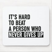 Es ist schwer, jemanden zu schlagen, der nie aufgi mousepad (Vorne)