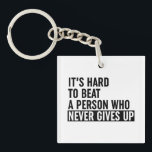 Es ist schwer, jemanden zu schlagen, der nie aufgi schlüsselanhänger<br><div class="desc">Es ist schwer,  eine Person zu schlagen,  die nie Motivierend schwarz-weiße Fitness Zitat Sprichwort Typografie *Anpassen Sie es! Wählen Sie Ihre eigene Hintergrundfarbe aus.</div>