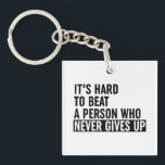 Es ist schwer, jemanden zu schlagen, der nie aufgi schlüsselanhänger<br><div class="desc">Es ist schwer,  eine Person zu schlagen,  die nie Motivierend schwarz-weiße Fitness Zitat Sprichwort Typografie *Anpassen Sie es! Wählen Sie Ihre eigene Hintergrundfarbe aus.</div>