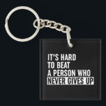 Es ist schwer, jemanden zu schlagen, der nie aufgi schlüsselanhänger<br><div class="desc">Es ist schwer,  eine Person zu schlagen,  die nie Motivierend schwarz-weiße Fitness Zitat Sprichwort Typografie *Anpassen Sie es! Wählen Sie Ihre eigene Hintergrundfarbe aus.</div>